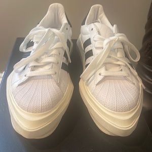 Beyoncé superstar Adidas size 7 1/2 black and white platform